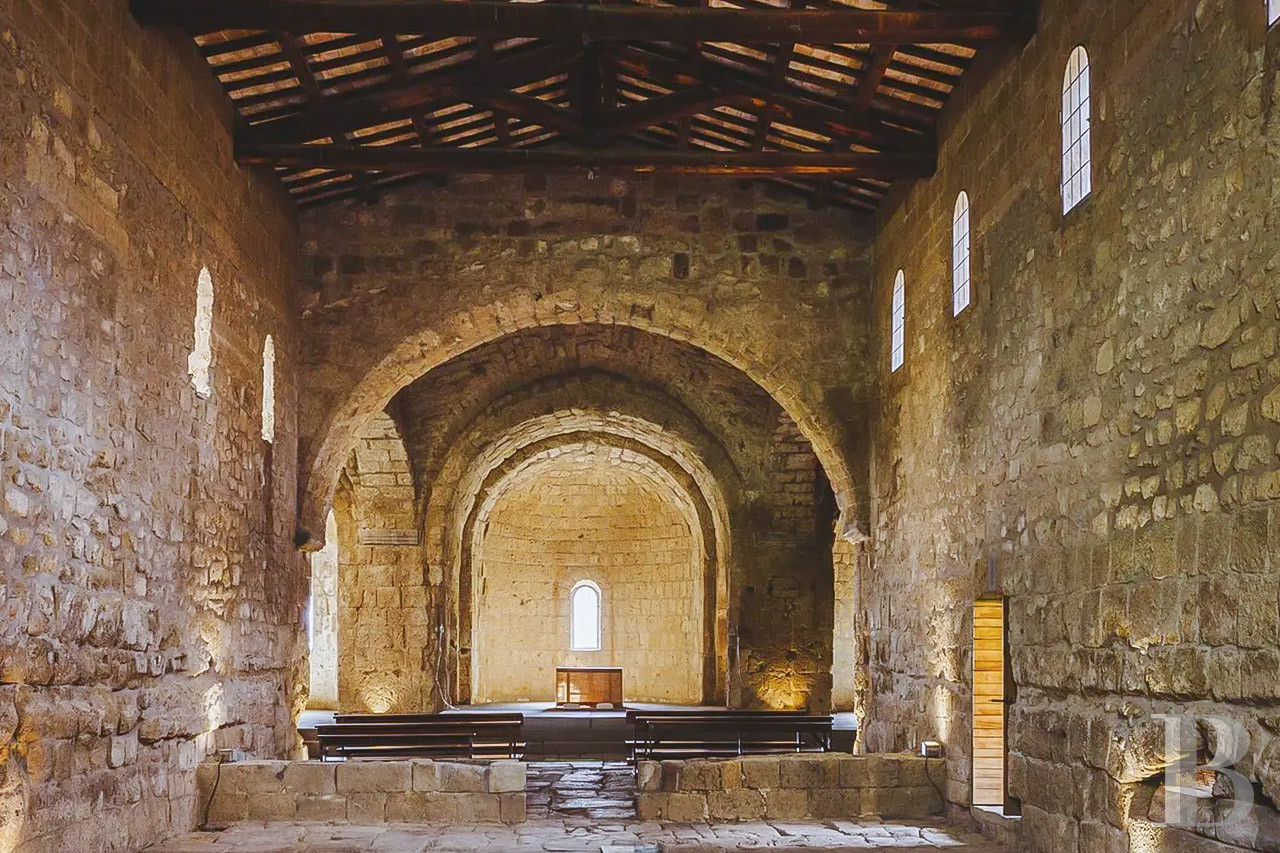 En Italie, au sud de Tuscania dans la province de Viterbe, une ancienne abbaye cistercienne réhabilitée au tournant du siècle - photo  n°3